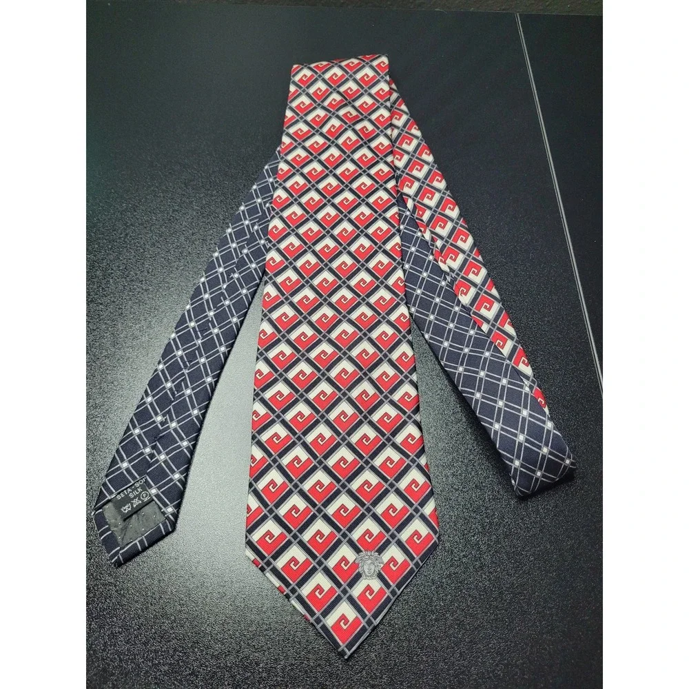 Gianni Versace Men's Necktie Red Geometric Silk 3.75x58 Excellent